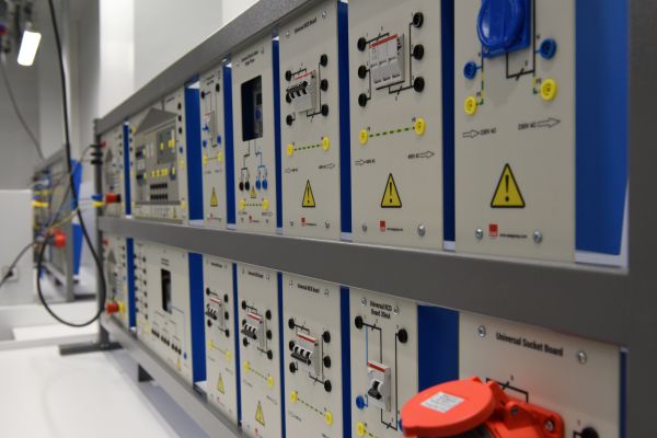 EAE Alçak Gerilim Laboratuvarı 4